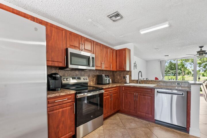 Property Photo: 7127 Woodmont Way 7127 FL 33321