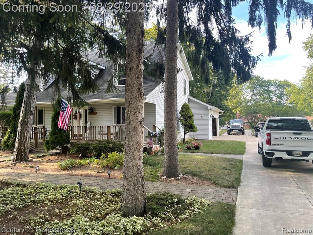 Property Photo:  32120 Leona Street  MI 48135 