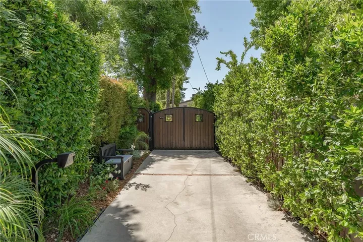Property Photo:  22702 Califa Street  CA 91367 