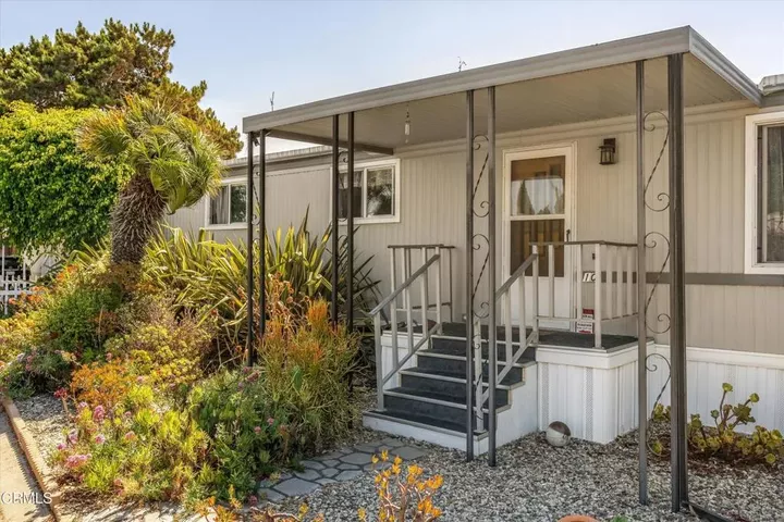Property Photo:  10 Wisteria Way  CA 93004 