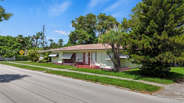 Property Photo:  425 S 15th Ave  FL 33020 