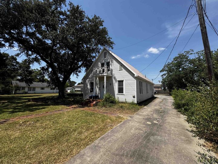 Property Photo:  1114 Luling  TX 77627-0000 