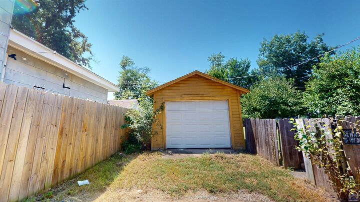 Property Photo:  1831 SW Lane St  KS 66604 