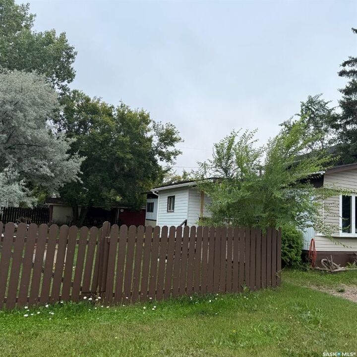 Property Photo:  251 30th Street W  SK S0M 0E0 