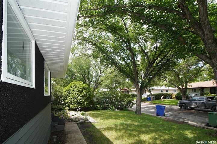Property Photo:  61 Bannister Avenue  SK S4R 5K8 