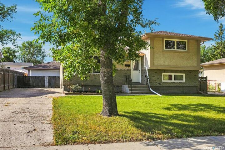 Property Photo:  145 Dalgliesh Drive  SK S4R 5T1 