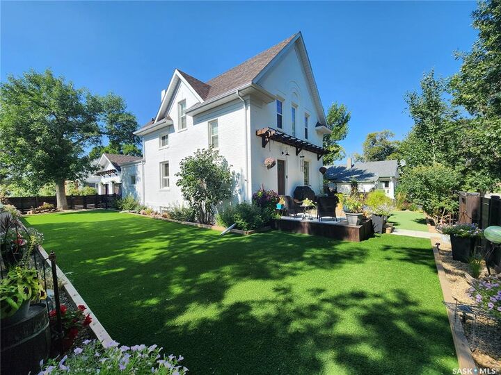 Property Photo:  1401 3rd Street  SK S4A 0S3 