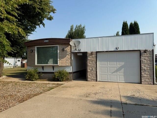 Property Photo:  710 5th Avenue W  SK S0A 2P0 
