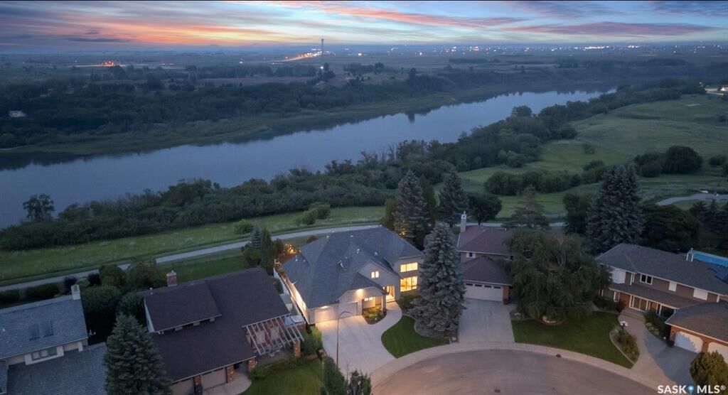 Property Photo: 323 Mallin Crescent SK S7K 7X2