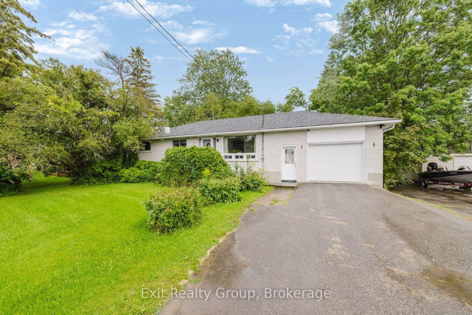 Property Photo:  142 Sunningdale Drive  ON K8N 4Z5 