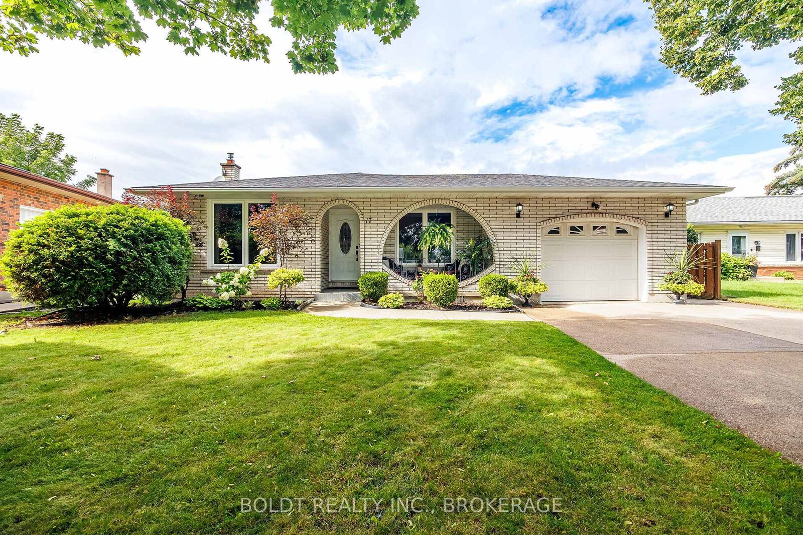 Property Photo:  17 Chatham Road  ON L2M 4N7 