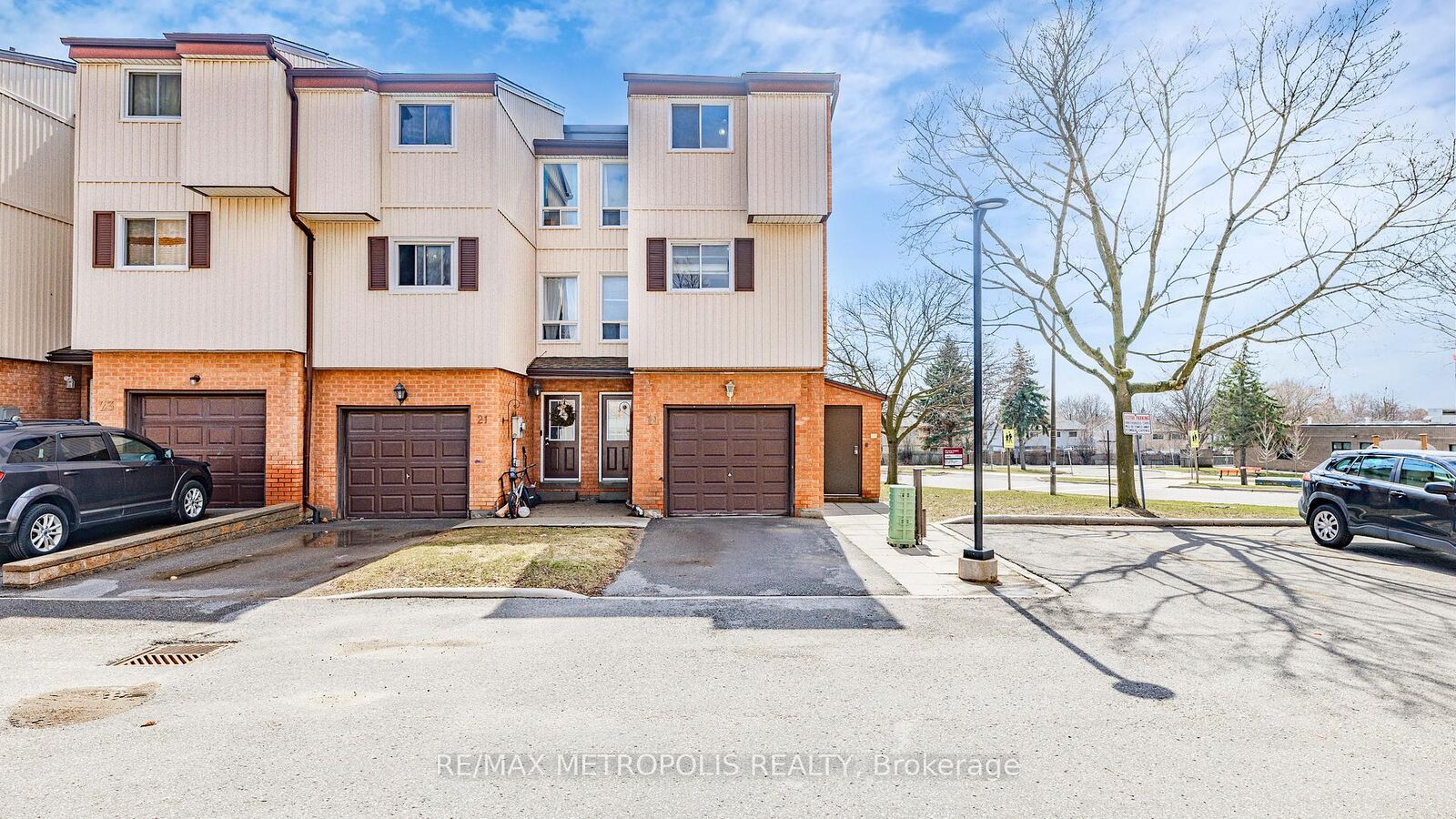 Property Photo:  601 Galahad Drive 19  ON L1K 1L9 