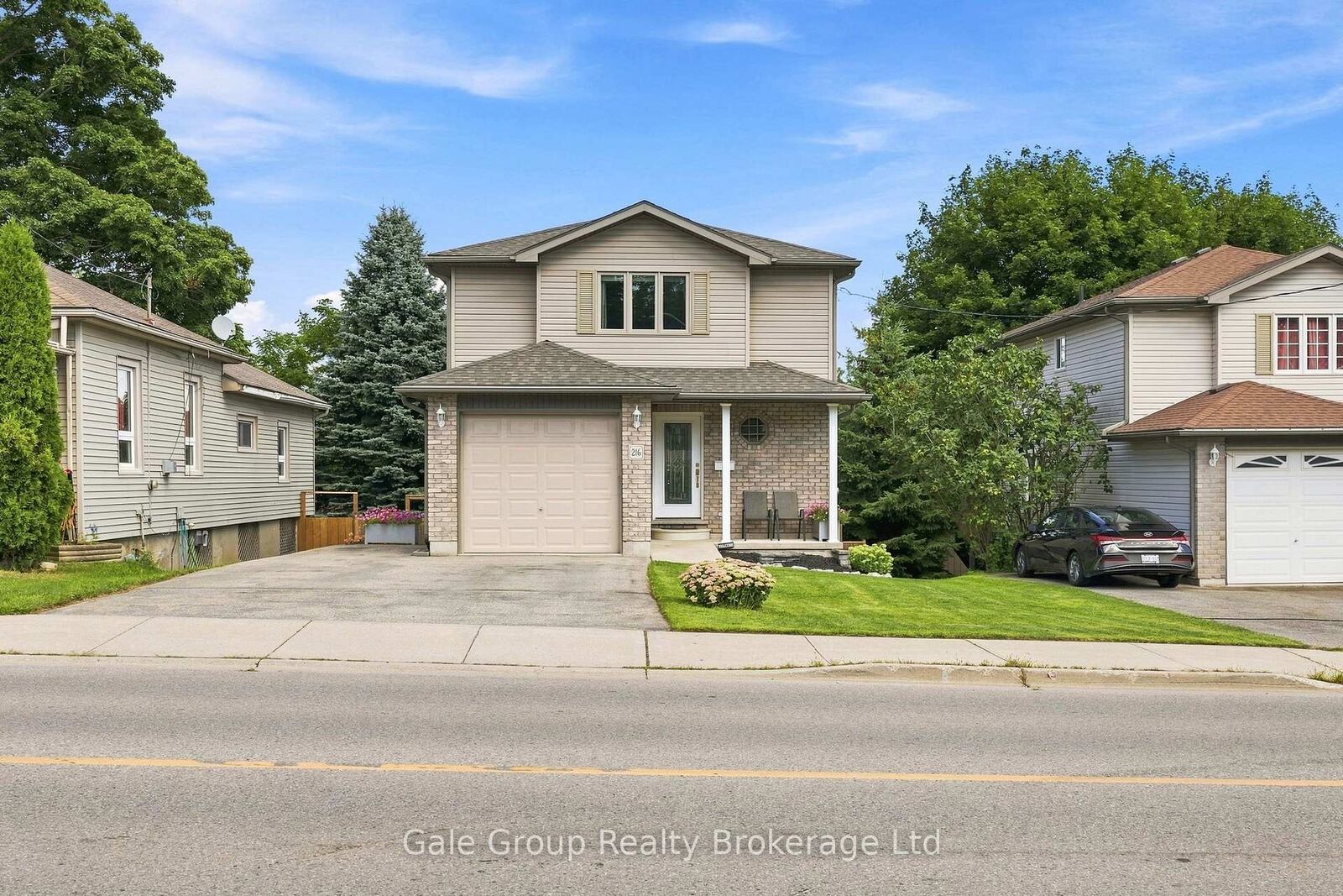 Property Photo:  216 Thames Street N  ON N5C 3E4 