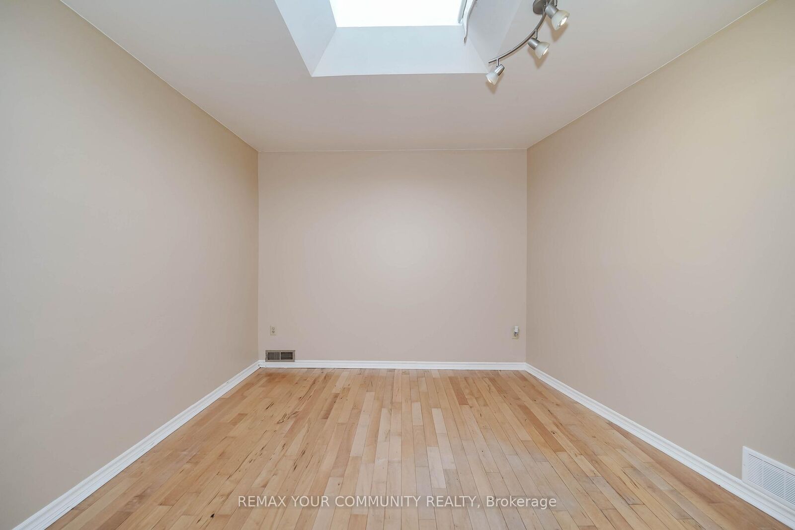 Property Photo: 1378 Danforth Avenue Room 2 ON M4J 3V9