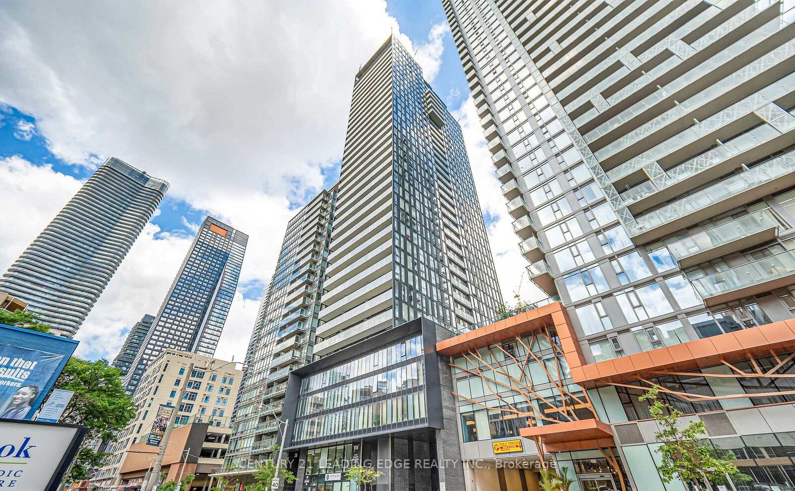Property Photo:  28 Wellesley Street E 3208  ON M4Y 0C4 