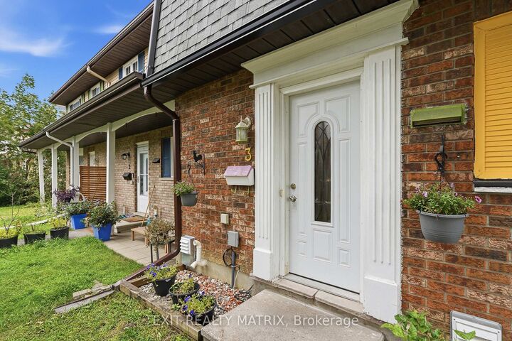 Property Photo: 1661 Heron Road 3 ON K1V 6A3