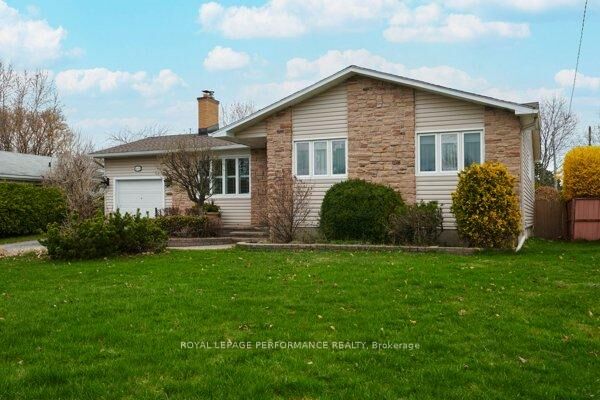 Property Photo:  401 Phoenix Crescent  ON K1E 1V6 