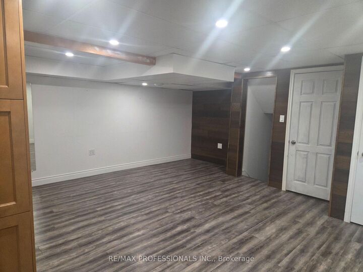 Property Photo: 881 Lawrence Road Lower ON L8K 2A4