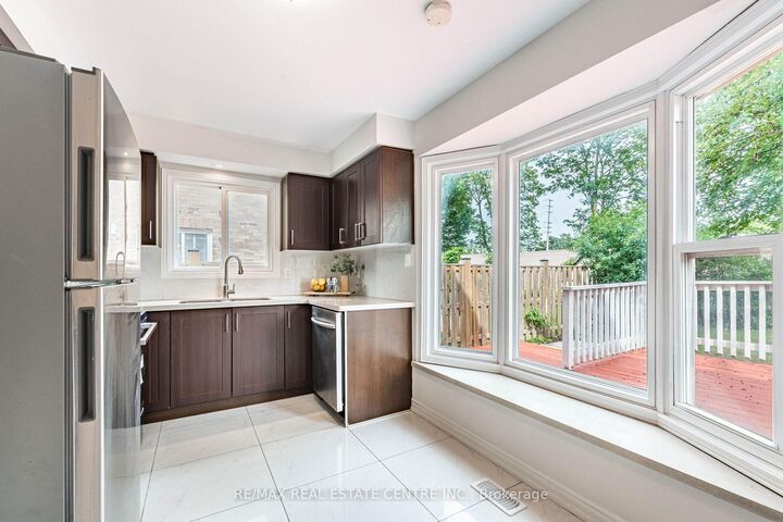 Property Photo:  1124 Shagbark Crescent  ON L5C 3N7 