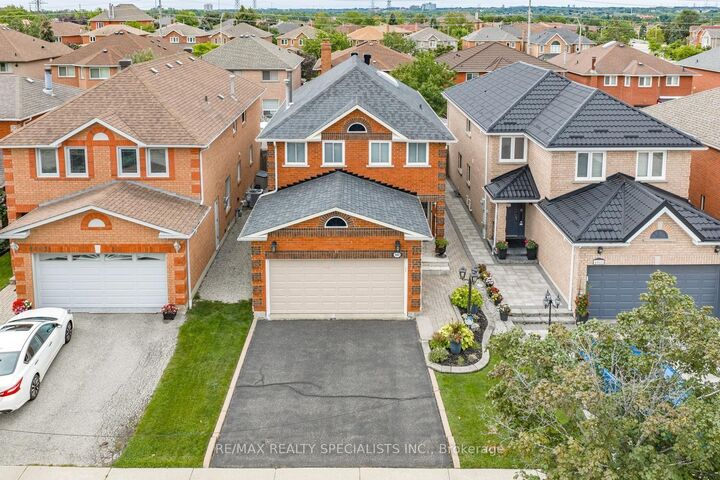 Property Photo: 4464 Weeping Willow Drive ON L5V 1K3