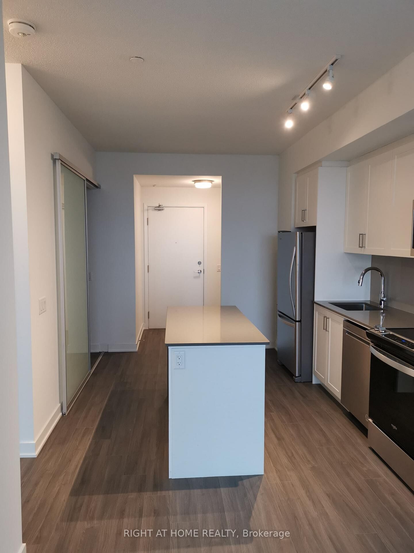 Property Photo:  681 Yonge Street E 612  ON L9J 0K1 