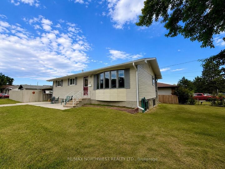 Property Photo:  1 Kirkpatrick Avenue  ON P9N 4K5 