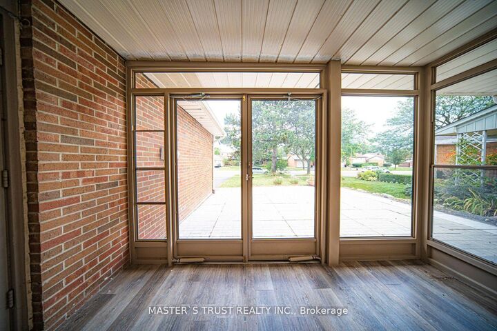 Property Photo: 2502 Folkway Drive ON L5L 2J6