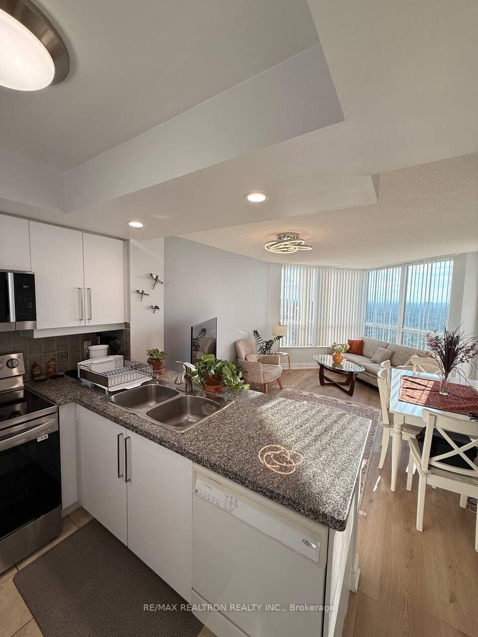 Property Photo: 10 Northtown Way 2409 ON M2N 7L4