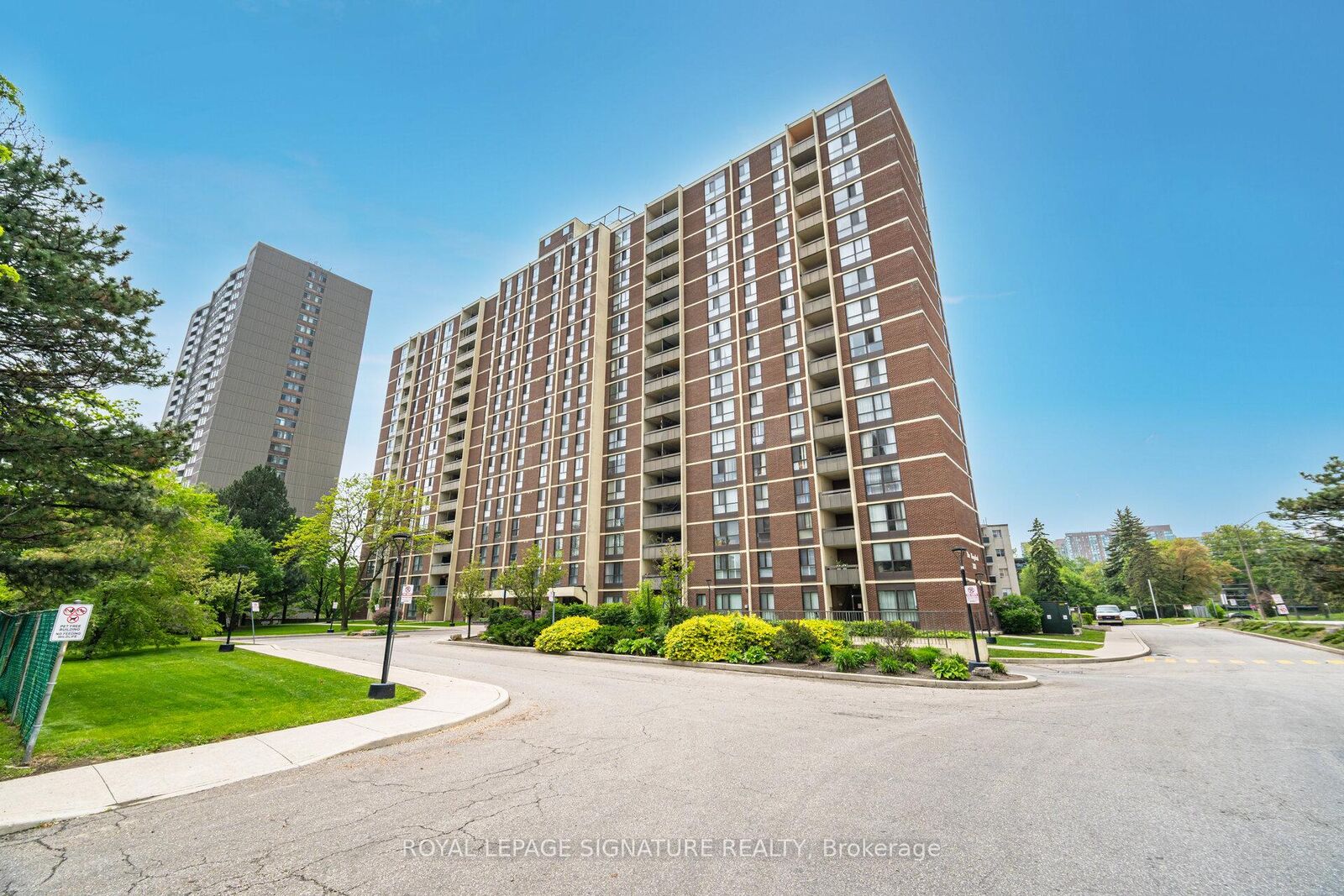 Property Photo:  3170 Kirwin Avenue 1003  ON L5A 3R1 