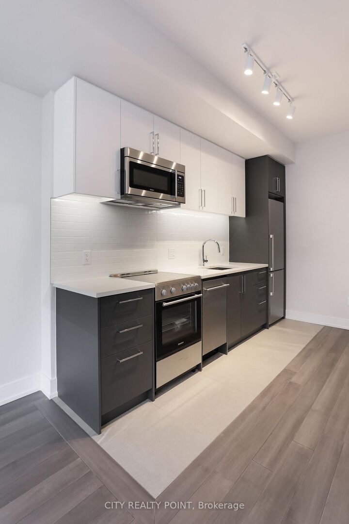 Property Photo:  2525 Bathurst Street 1105  ON M6B 2Y9 