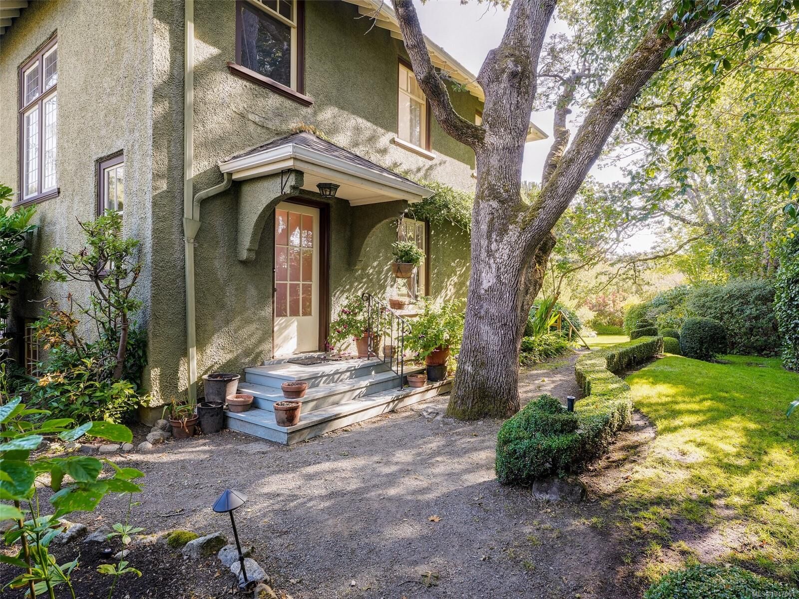 Property Photo: 535 Island Rd BC V8S 2T7