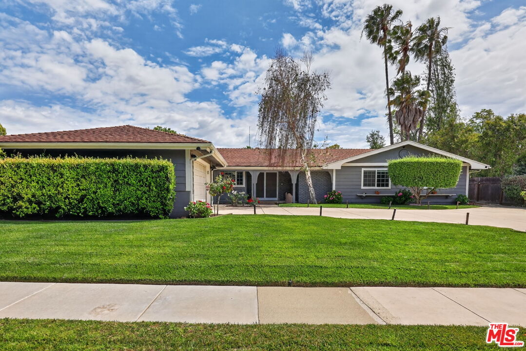 Property Photo:  212 E Avenida De Los Arboles  CA 91360 
