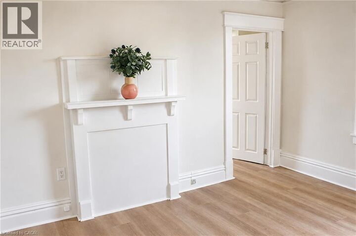 Property Photo:  56 Wentworth Street North 4  ON L8L 5V4 