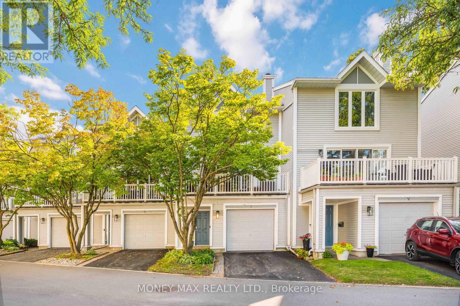Property Photo: 7 Forsyth Lane 4 ON K2H 9H1