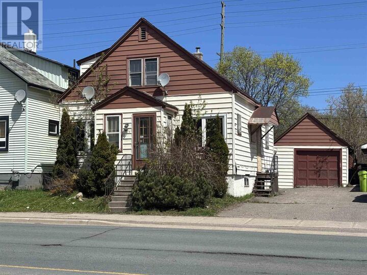 904 Wellington St — photo 1