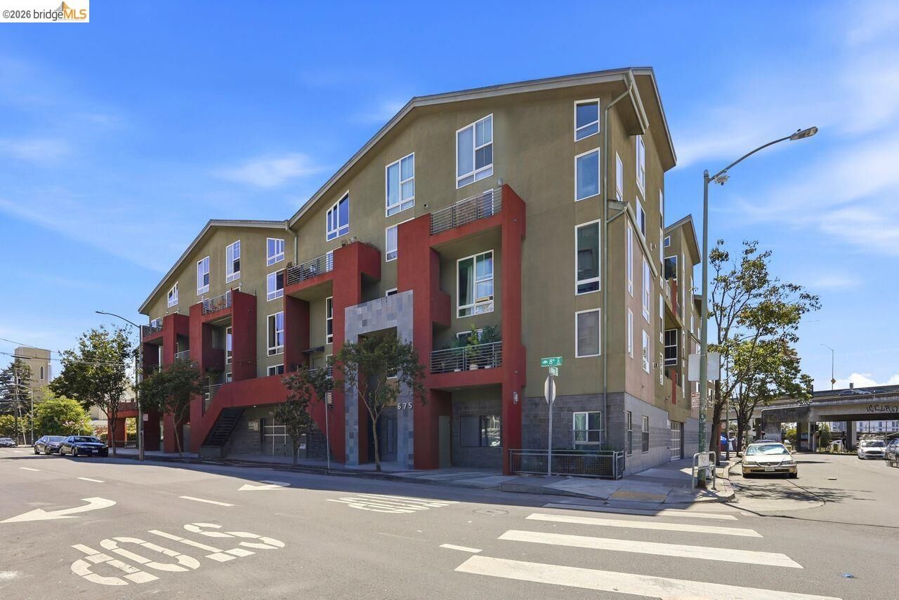 Property Photo: 675 8th St 3 CA 94607