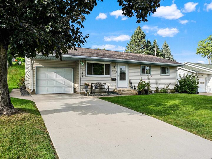 Property Photo: 3279 Kaufmann Avenue IA 52001