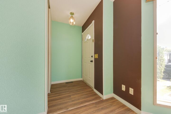 Property Photo:  278 Kirkwood Avenue NW  AB T6L 5A8 