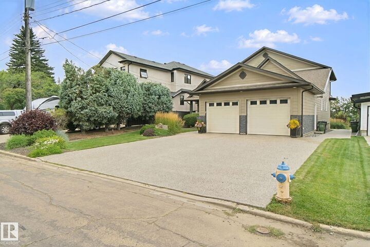 Photo de la propriété:  7912 Rowland Road NW  AB T6A 3W1 