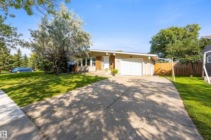 Property Photo:  25 Amherst Crescent  AB T8N 2P7 
