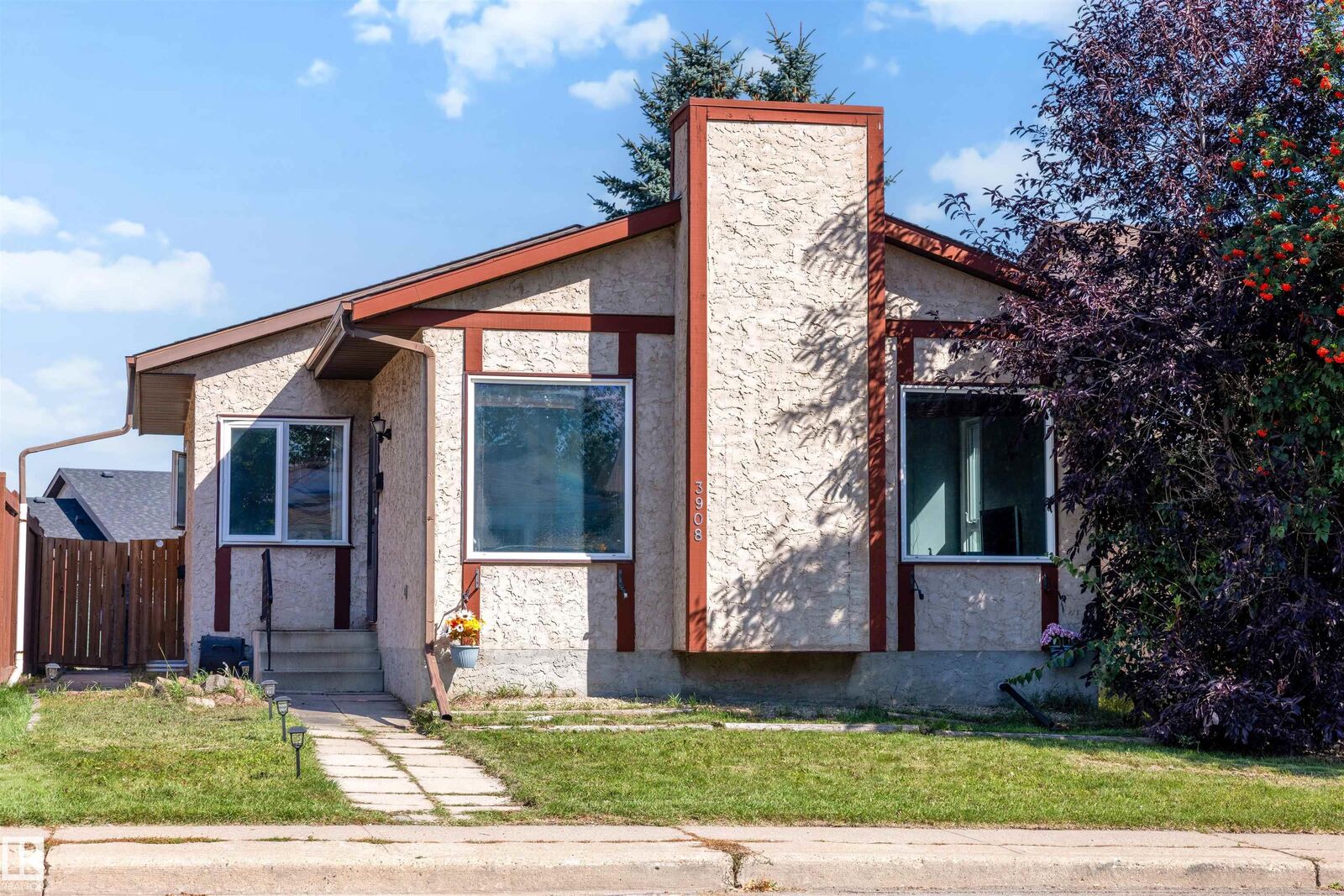 Property Photo:  3908 41 Avenue NW  AB T6L 5M4 