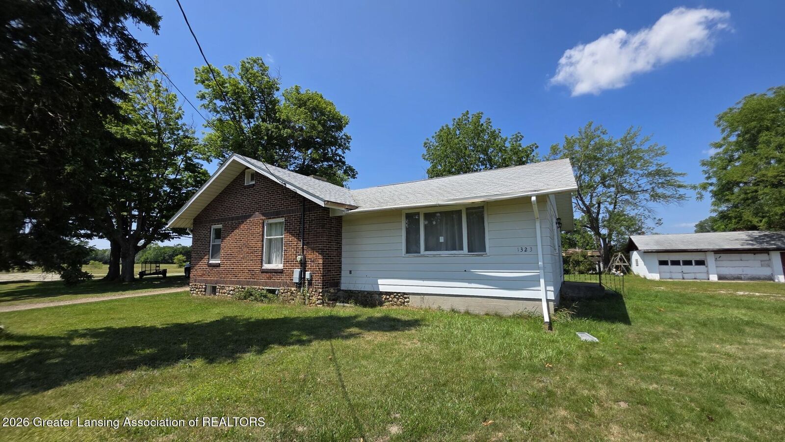 Property Photo: 1323 E Willoughby Road MI 48911