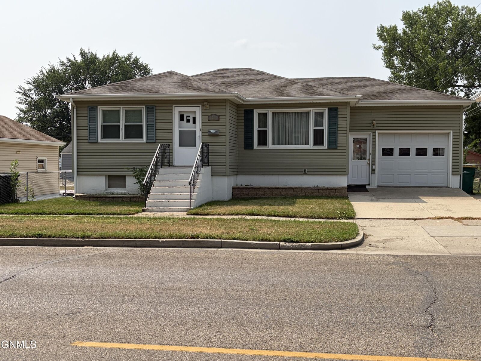 Property Photo: 1215 Boulevard Avenue E ND 58501