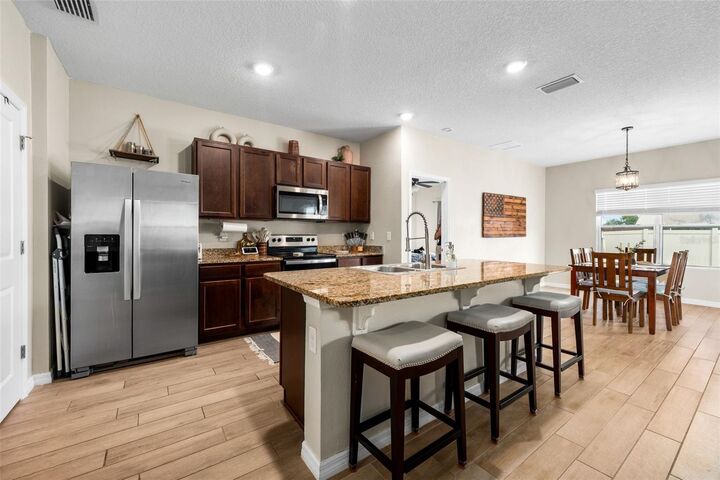 Property Photo:  6043 SW 83rd Terrace  FL 32608 