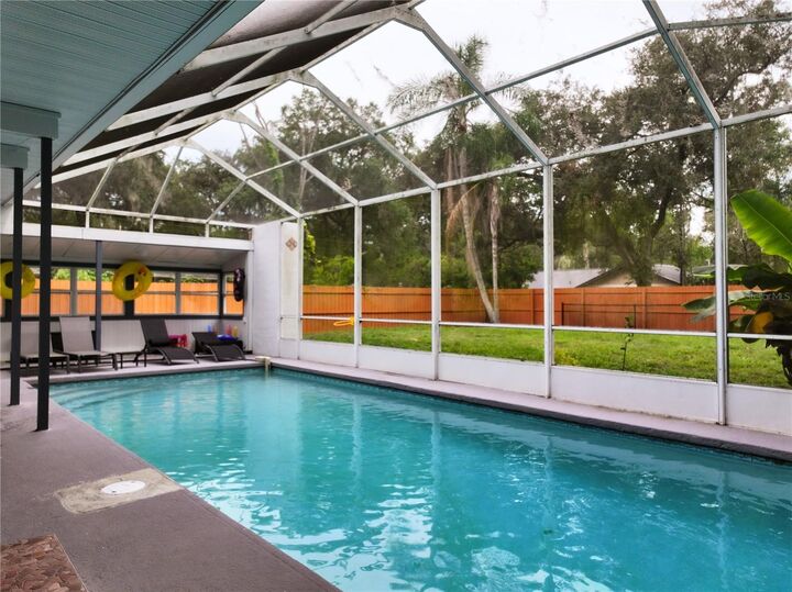 Property Photo: 111 Oak Lee Drive FL 33548