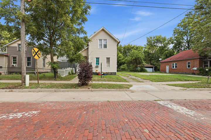 Property Photo:  1207 E Vine Street  MI 49001 