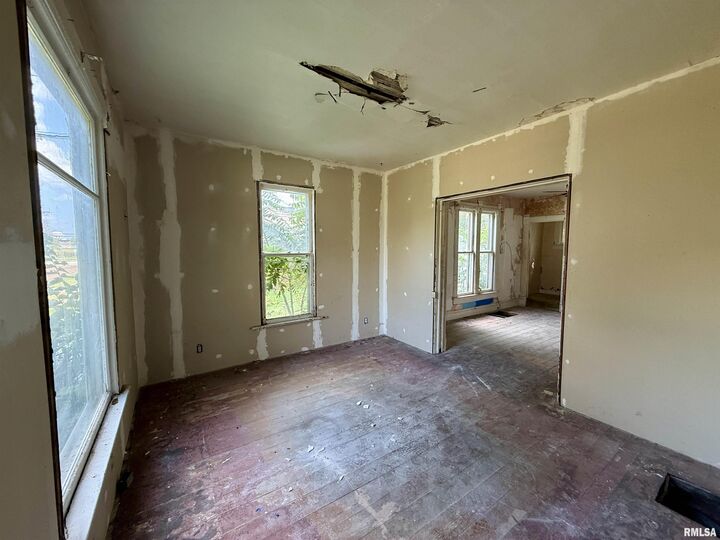 Property Photo: 260 W 1st Street IL 61401