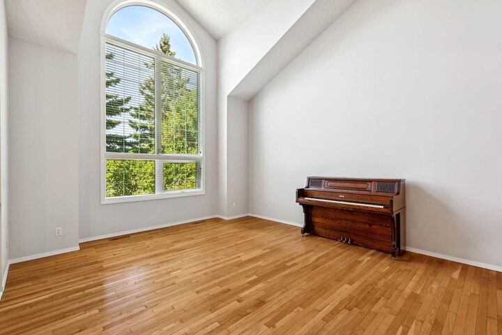 Property Photo: 113 Hawkdale Bay NW AB T3G 2W8