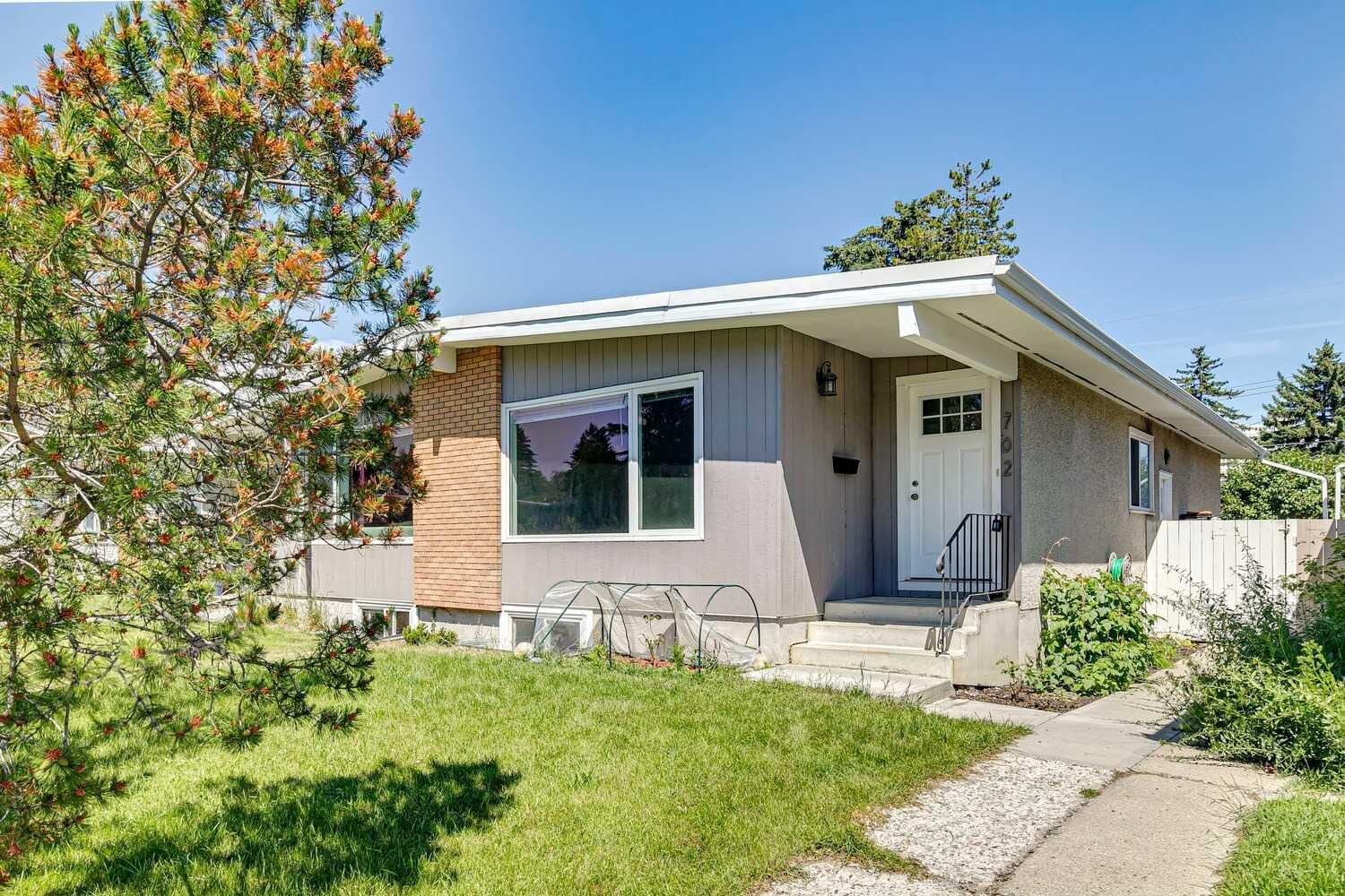 Property Photo:  702 Kingsmere Crescent SW  AB T2V 2H7 
