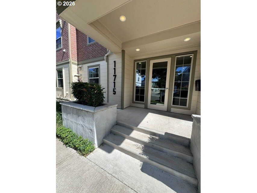 Property Photo:  11715 SW Valencia Ln 404  OR 97070 